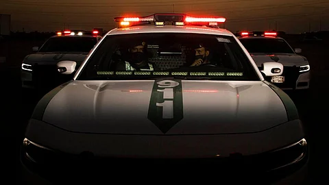 القبض على 3 مقيمين سرقوا محلات تجارية في مكة المكرمة