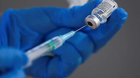 استشاري أمراض معدية: اللقاحات لا تمنع المرض وإنما تخفف منه وتقلل الحالات الحرجة