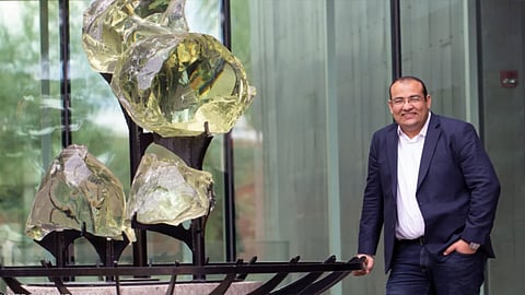 عالم مصري يتخطى «الفيمتوثانية».. ويبتكر موصلات كهربية جديدة