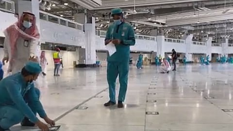 بالفيديو.. مشاهد لعودة ملصقات التباعد الجسدي في المسجد الحرام
