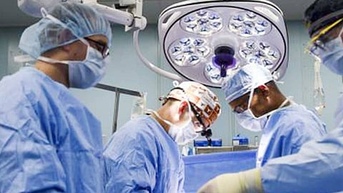 «فهد الطبية» تنجح في استئصال مثانة مصابة بورم سرطاني وبناء واحدة بديلة بواسطة «الروبوت»