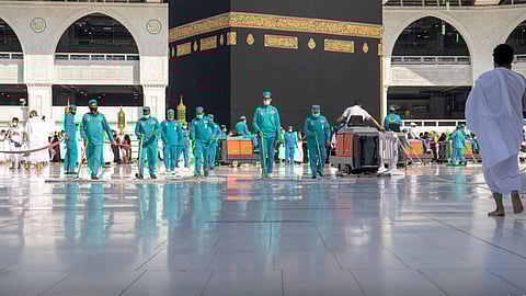 بالصور.. الاستعدادات لأول جمعة بعد عودة التباعد في الحرمين الشريفين