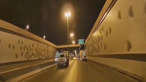 كاد يتحول لكارثة.. فيديو يوثق سباق بين مركبتين في طريق سريع بالرياض