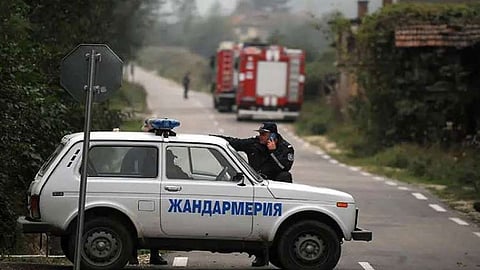 ضبط رجل يندد بالتطعيمات ويحمل قنبلة يدوية وسط شارع عام