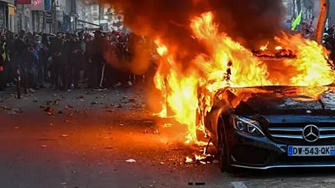 أعمال شغب واحتراق 800 سيارة في فرنسا