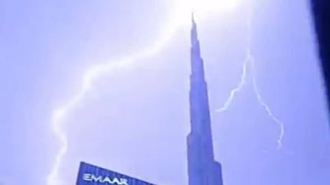 بالفيديو.. صاعقة رعدية تضرب قمة برج خليفة في دبي