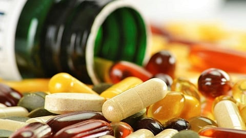 استشاري يحذر من تناول الفيتامينات دون إشراف طبي.. ويوجه نصائح مهمة