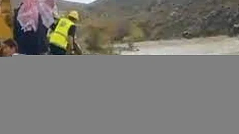 السيول تجرف سيارة مواطن في بلقرن.. وانتشال جثة السائق والبحث عن ابنته