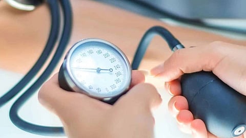 أسباب ارتفاع ضغط الدم و4 أكلات تساعد على خفضه