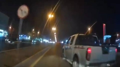 قائد مركبة يقود بطريقة مخالفة على أحد طرق جدة.. والمرور يتفاعل