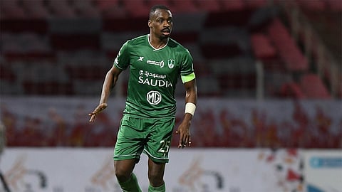 الشباب يتأهب لخطف مدافع الأهلي في الشتاء