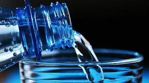 لماذا قد يؤذي شرب المياه المعلبة الأسنان؟