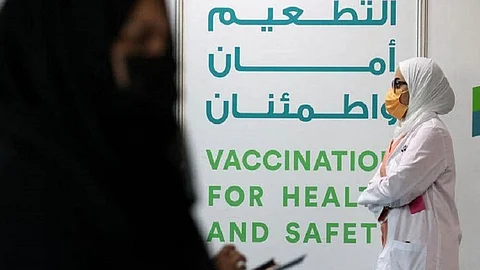 دولة خليجية تنجح في تطعيم جميع سكانها بالجرعة الأولى من لقاح كورونا