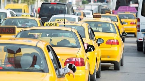 بالفيديو.. اصطفاف سيارات الأجرة بشوارع إسطنبول في طوابير طويلة لهذا السبب