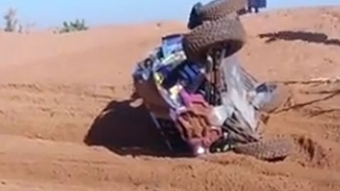 بالفيديو.. متسابق انقلبت مركبته برالي داكار.. كيف تصرف المواطنون السعوديون؟