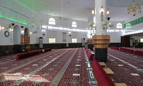 إغلاق 12 مسجدًا في 6 مناطق بعد تسجيل إصابات بكورونا في صفوف المصلين