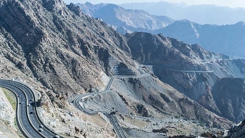 الأمطار الغزيرة تغلق طريق الهدا في الاتجاهين