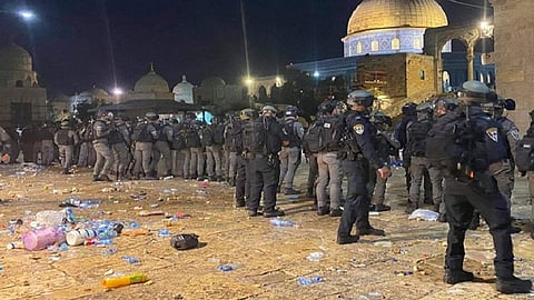 إصابة 305 فلسطينيين في اقتحام قوات الاحتلال للمسجد الأقصى