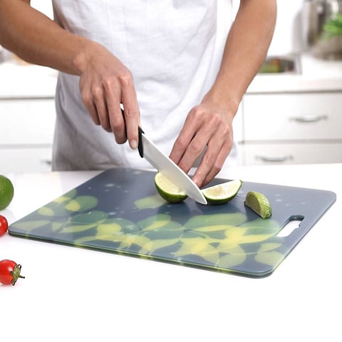 اللوح البلاستيكي أفضل لتقطيع الأغذية النيئة