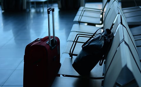 نجمة أمريكية تتنقل داخل حقيبة سفر للهروب من الصحفيين