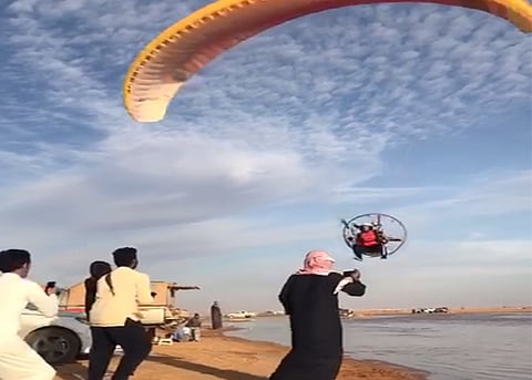 بالفيديو.. سقوط طائرة شراعية بالقصيم.. وإصابة أحد المتنزهين