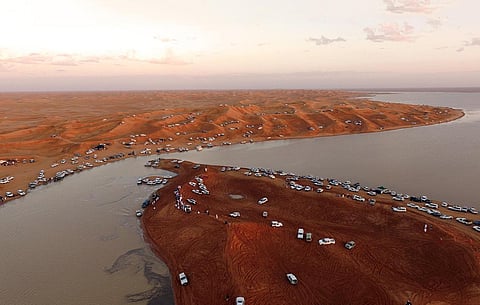 بالصور.. بحيرة "الكسر" قطعة من الجمال وسط الصحراء