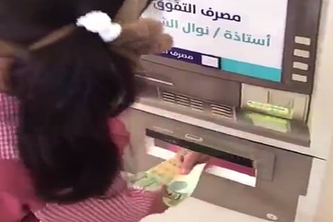 فيديو.. معلمة بالقصيم تبدع صرافًا آليًا لتكافئ طالباتها