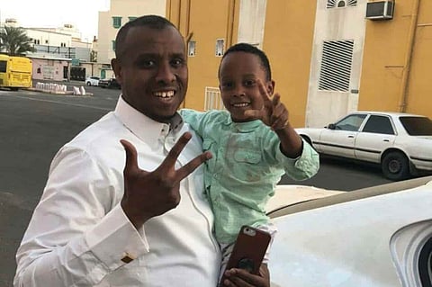 الجهات الأمنية بعسير تعيد الطفل "أمير" لذويه بعد أسبوع من اختطافه