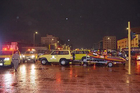 أمطار جدة تحرك جميع دوريات الدفاع المدني وفرق السلامة