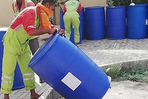 بالصور.. مداهمة مصنع للخمور بوادي نعمان في مكة وإتلاف 59 برميلًا