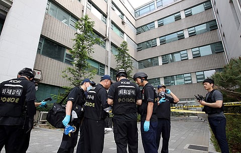 رجل يلقي عبوة حارقة على سيارة رئيس المحكمة العليا بكوريا الجنوبية