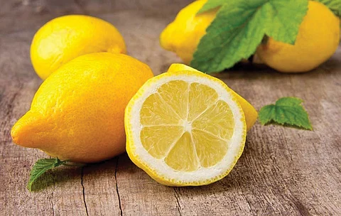 5 فوائد صحية لشرب الليمون الدافئ على الريق