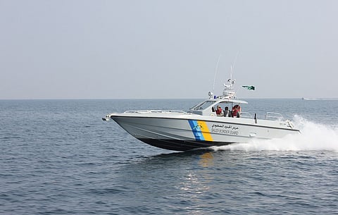 حرس الحدود ينقذ بحارًا هنديًا في عرض البحر الأحمر