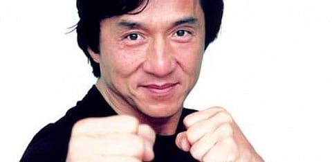 جاكي شان يعترف: أنا شخص سيئ وعاملت أسرتي بفظاظة