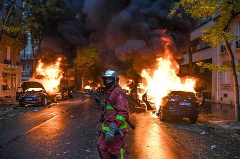 نهب البنوك وحرق السيارات والمتاريس... فوضى السترات الصفراء بباريس في 10 صور