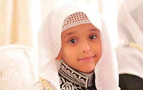 بالفيديو.. طفل يحتفي بحفظه 5 أجزاء من القرآن الكريم أمام قبر والده