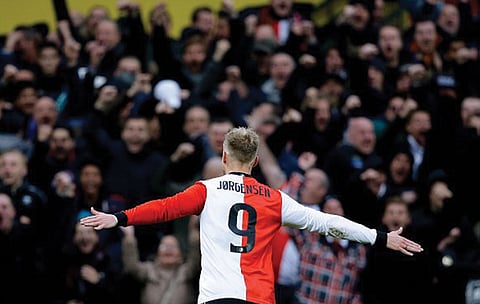 فينورد يلحق الهزيمة الأولى بضيفه أيندهوفن في الدوري الهولندي