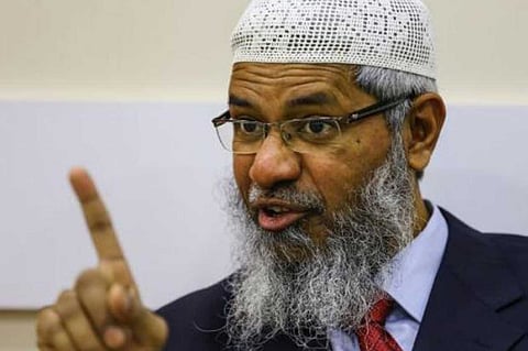 بعد عام من الصمت.. الداعية ذاكر نايك يردّ على اتهامه بالإرهاب