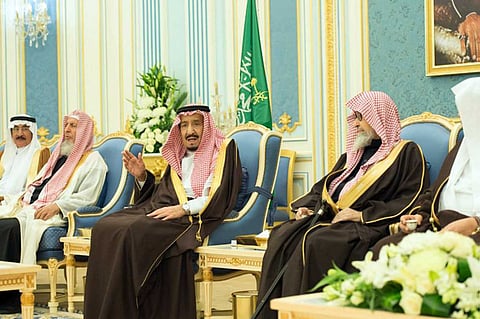 الملك يستقبل الأمراء والمفتي والعلماء وجمعًا من المواطنين