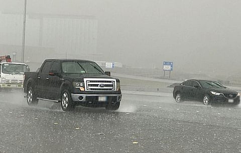بالصور.. أمطار متفرقة على محافظة جدة