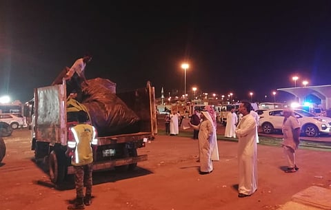 بلدية الشوقية توقف مباسط غير نظامية بحجز السيارات بطريق مكة-جدة