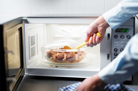 الغذاء والدواء توجه نصائح للحامل عند استخدام الميكرويف