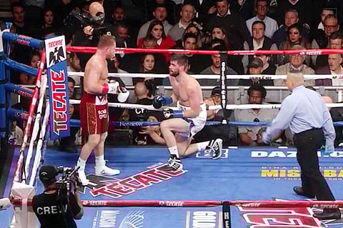 بالفيديو والصور.. ضربة في "الكبد" تحسم لقب رابطة الملاكمة العالمية