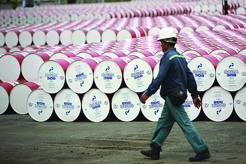 أسعار النفط تتراجع.. وبرنت يقترب من أدنى مستوياته خلال عام