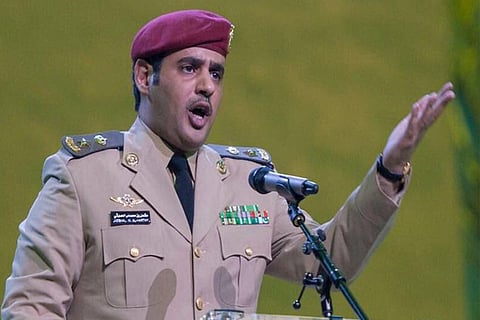 الشاعر مشعل الحارثي يلقي قصيدة أمام خادم الحرمين في افتتاح الجنادرية