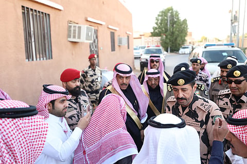 وزير الداخلية يواسي أسرة "شهيد المجاهدين" عبدالله الدوسري