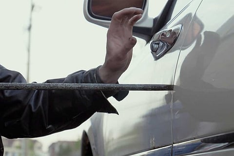 لص يسرق سيارة ويبلغ الشرطة لإخراجه منها