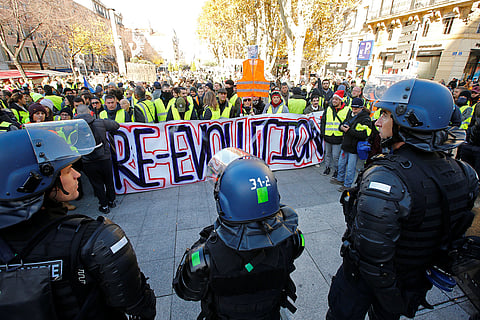 الشرطة الفرنسية تتحدى السترات الصفراء وتعزز من إجراءاتها الأمنية