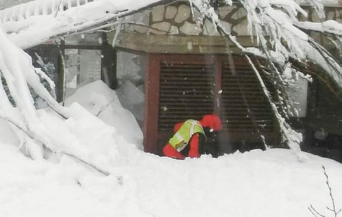 انهيار جليدي يدفن 11 شخصًا في أقصى شرقي روسيا