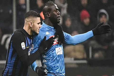 بسبب العنصرية.. رئيس الوزراء الإيطالي يؤيد وقف الدوري